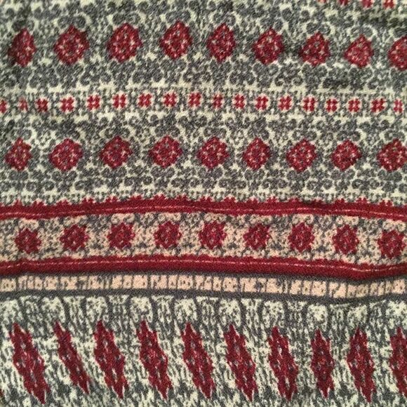 Open shoulder, low back, paisley top. - Picture 2 of 6